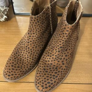 NWOT Universal Threads Leopard booties women’s size 8.5